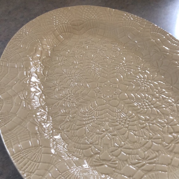 Beautiful raised lace pattern platter. Beaver farm pottery. Good condition - Picture 3 of 4